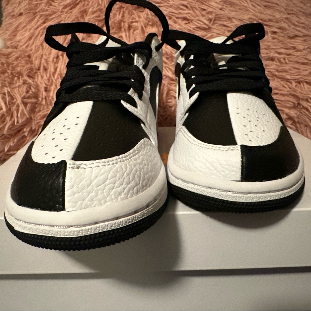 Authentic Jordan 1 low women’s reverse black and white.